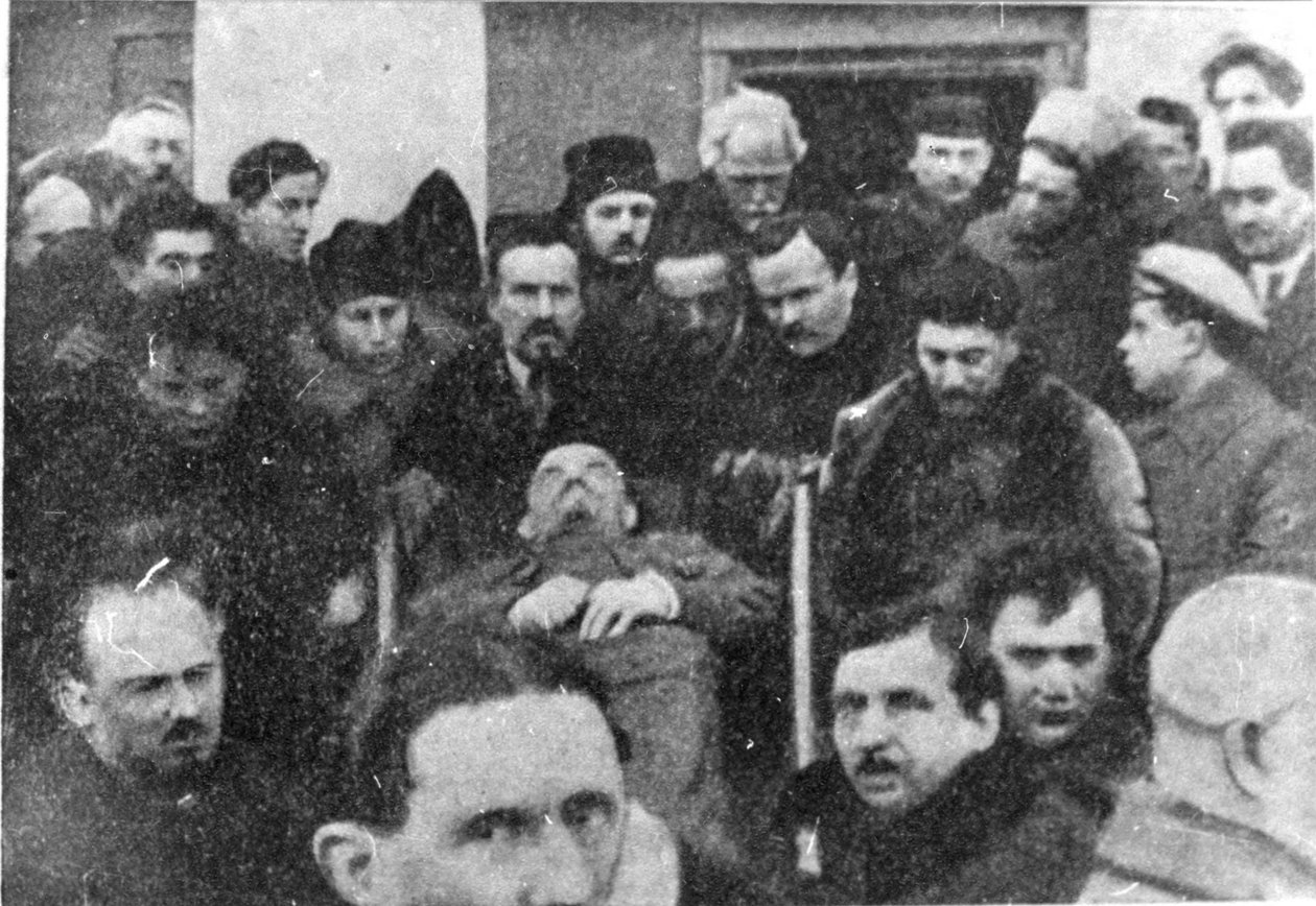 Keskuskomitean jäsenet kantoivat Leninin arkkua, 27. tammikuuta 1924 tekijältä Unbekannt