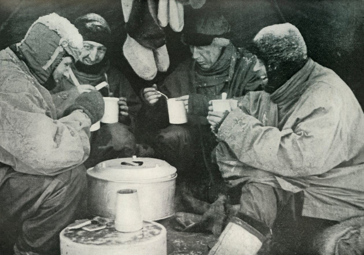 Napapuolueen jäsenet aterioimassa leirillä, c1911, 1913 tekijältä Unbekannt
