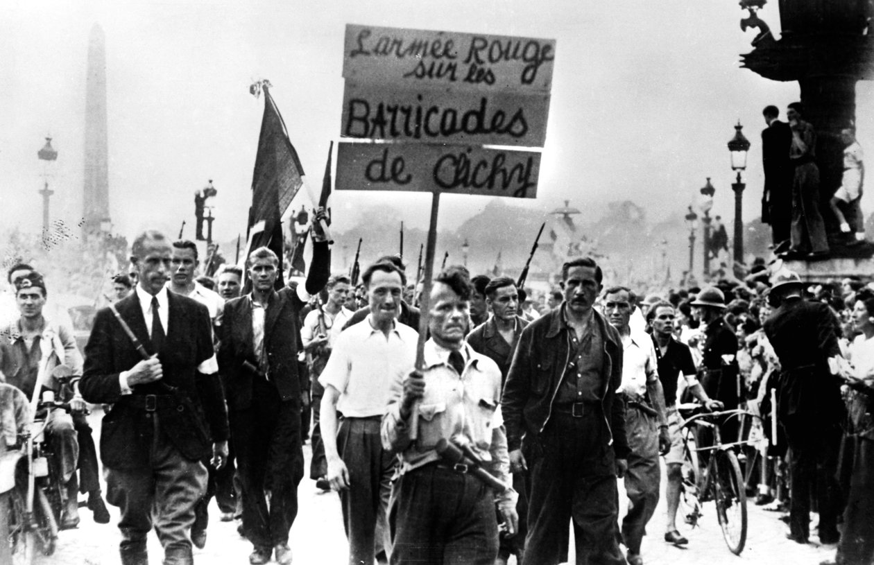 Vastarintaliikkeen jäsenet marssivat Place de la Concordella, Pariisin vapauttaminen elokuussa 1944 tekijältä Unbekannt