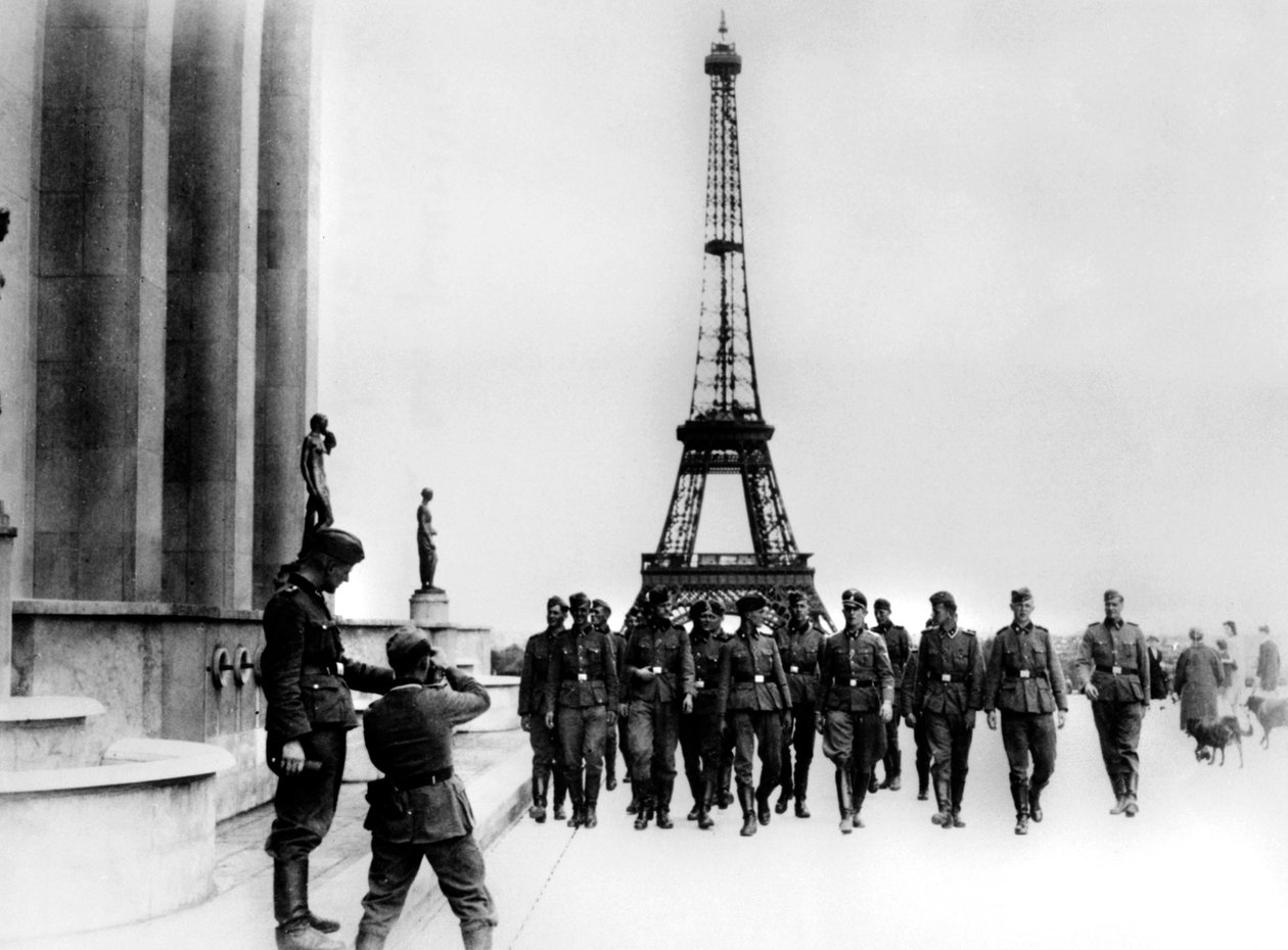 SS:n jäsenet vierailemassa Eiffel-tornissa Pariisissa heinäkuussa 1940 tekijältä Unbekannt