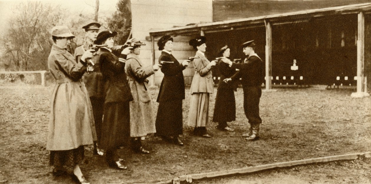 WRNS:n jäseniä revolveriharjoituksissa 1915, 1935. tekijältä Unbekannt