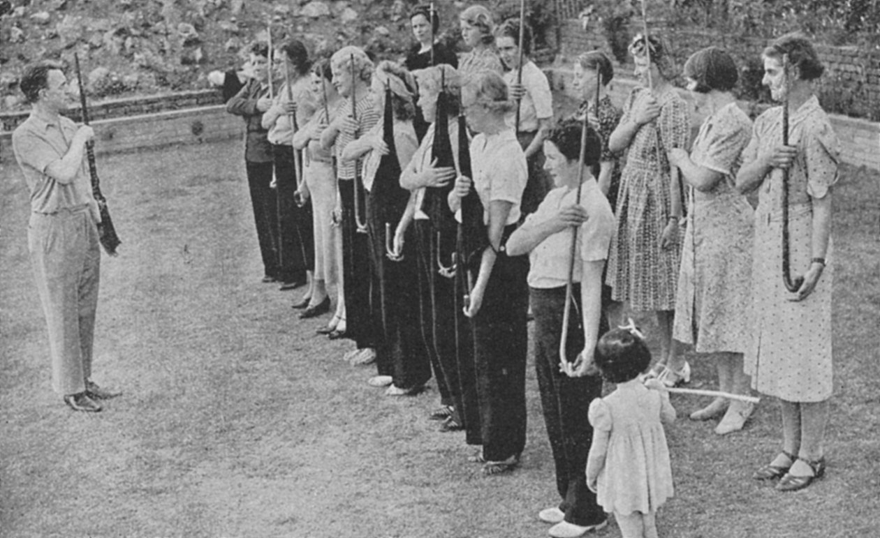 Naisten vapaaehtoisen puolustusjoukon jäseniä koulutetaan kivääriharjoituksiin, toinen maailmansota, 1940 tekijältä Unbekannt