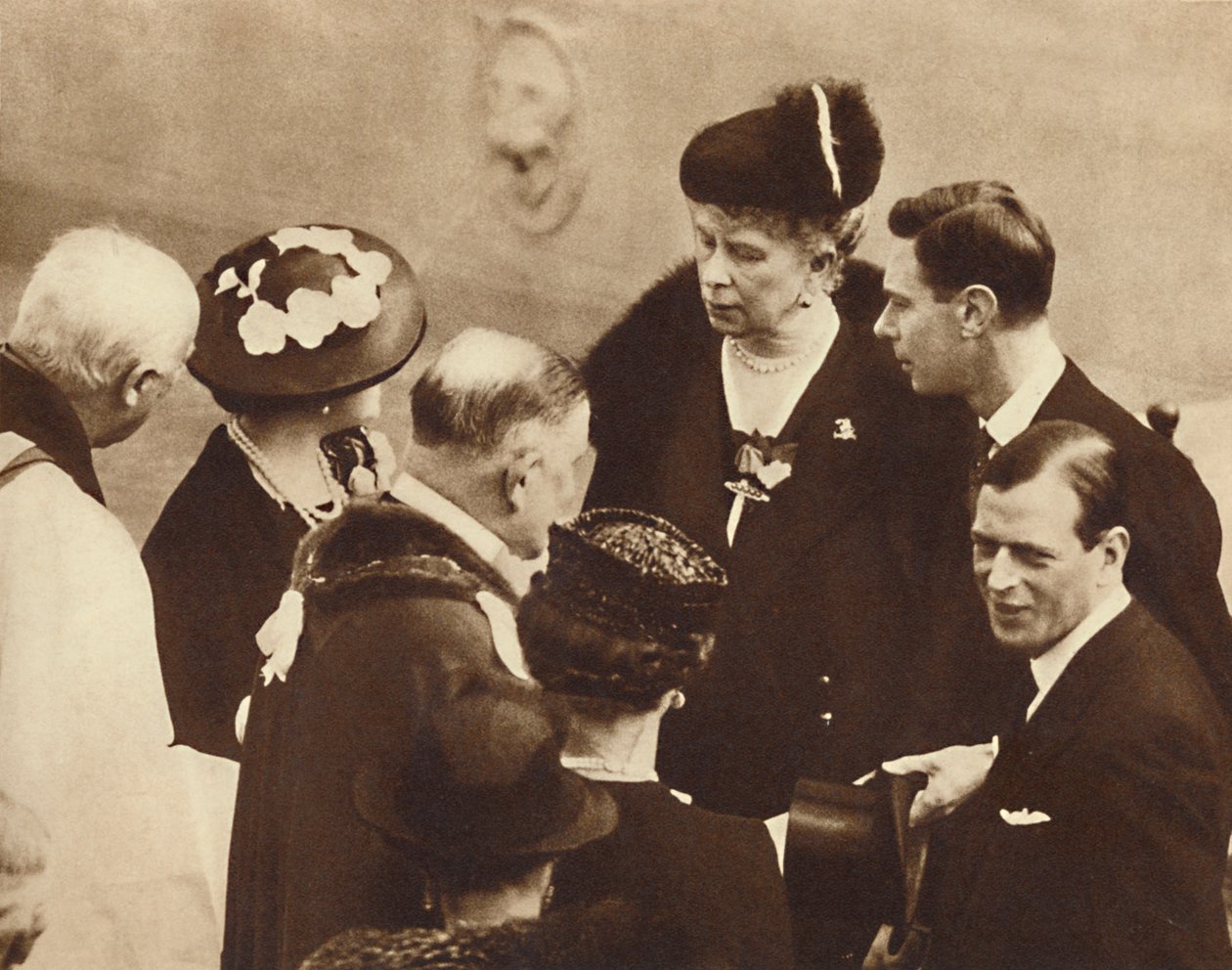 Hänen isänsä muistomerkki paljastettiin Windsorin linnassa 23. huhtikuuta 1937 tekijältä Unbekannt