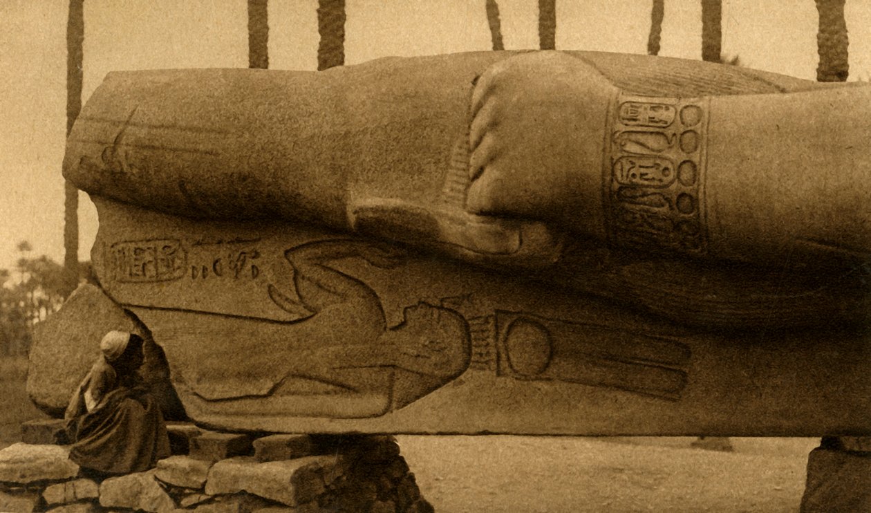 Memphis - Rameses II:n kolossaalipatsas Yksityiskohta, c1918-c1939. tekijältä Unbekannt
