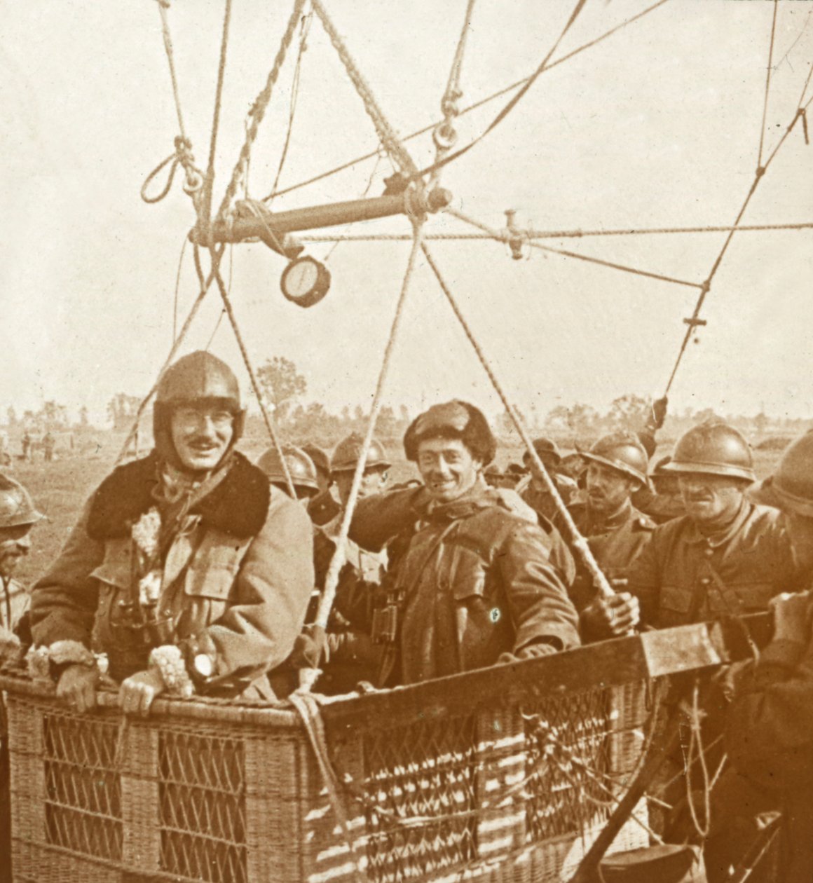 Miehet havaintoilmapallokorissa, c1914-c1918 tekijältä Unbekannt