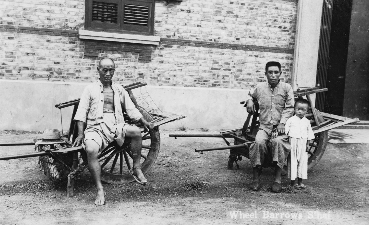 Miehet kottikärryillä, Vietnam, 1900-luku tekijältä Unbekannt