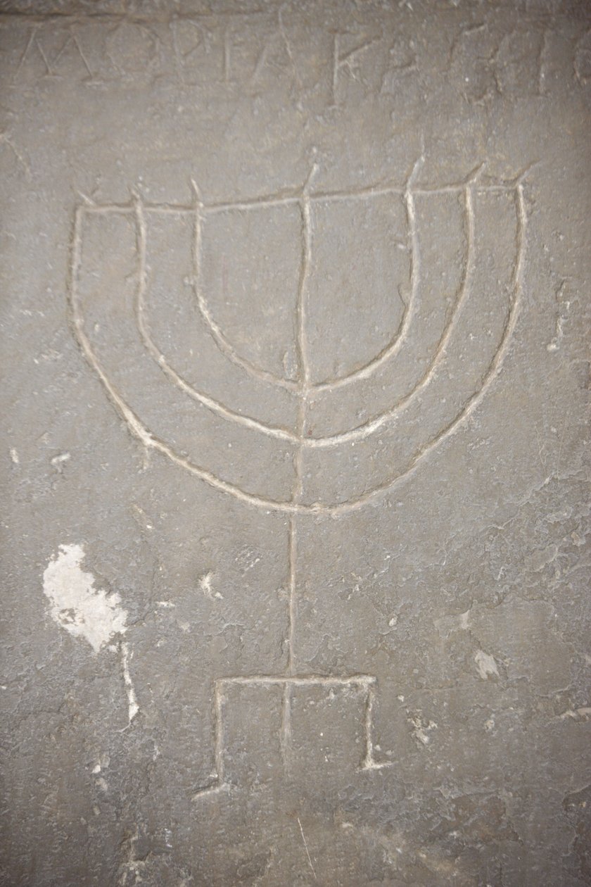 Menora (Menorah) kaiverrettu vanhaan hautakiveen, Budapest, Hongrie tekijältä Unbekannt
