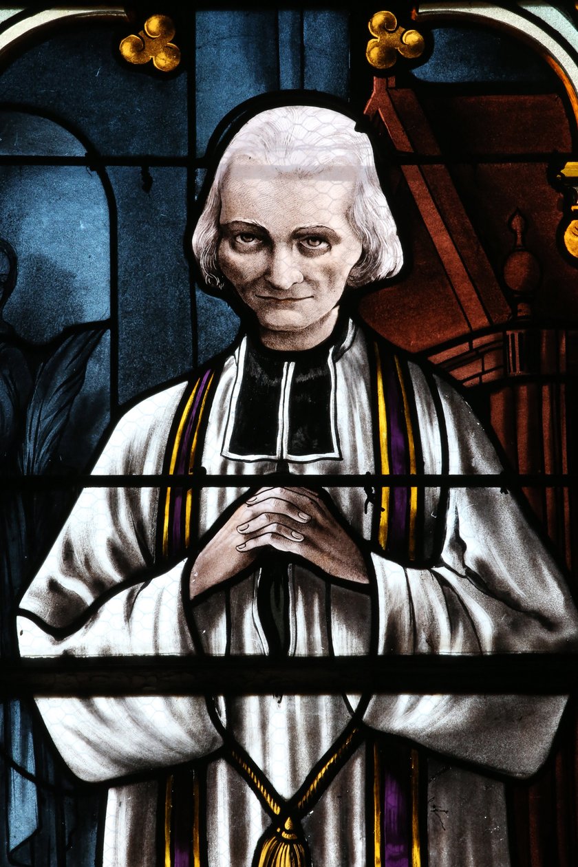 Mezillesin kirkko. Lasimaalaus. Pyhä John Mary Vianney. Cure of Ars. Ranska - Abbe Jean Marie Vianney (Vianey, Viannay, Viennet), joka tunnetaan nimellä Cure d