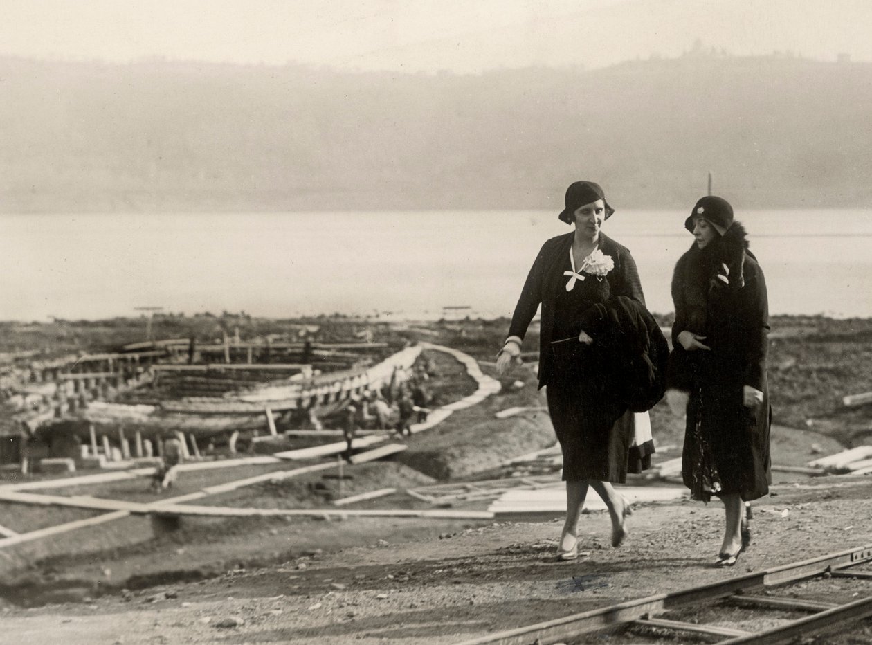Millicent Veronica Willison, William Randolph Hearstin vaimo, vierailee muinaisten roomalaisten alusten palauttamiseksi Nemi-järvestä, n. 1930 (m/v kuva) tekijältä Unbekannt