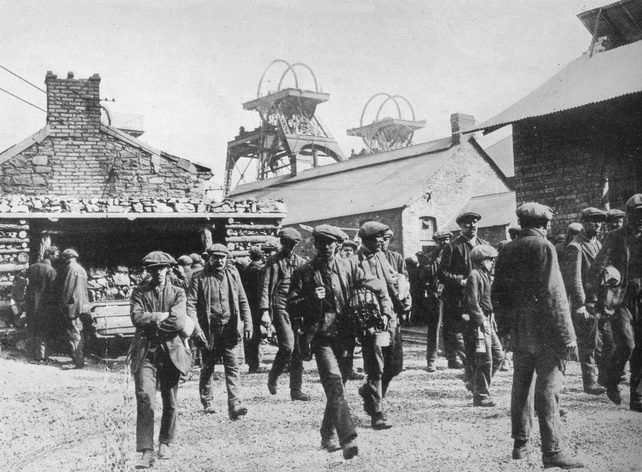 Kaivostyöläiset jättävät vartalon lakon umpeutumisen jälkeen, 1915 tekijältä Unbekannt