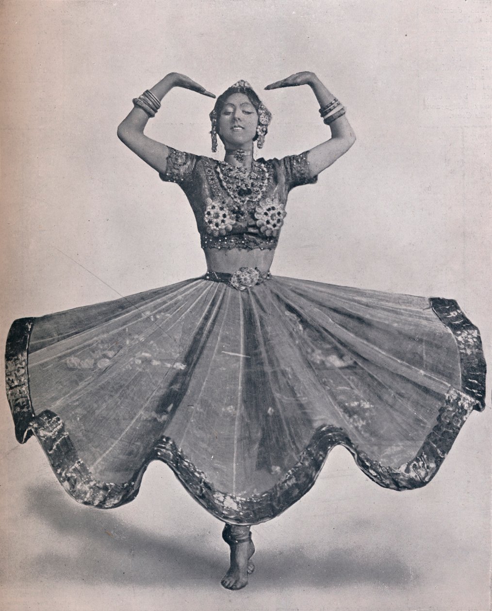 Neiti Ruth St. Denis hänen merkittävässä Itä-Intian tanssissaan Aldwych-teatterissa, 1906 tekijältä Unbekannt