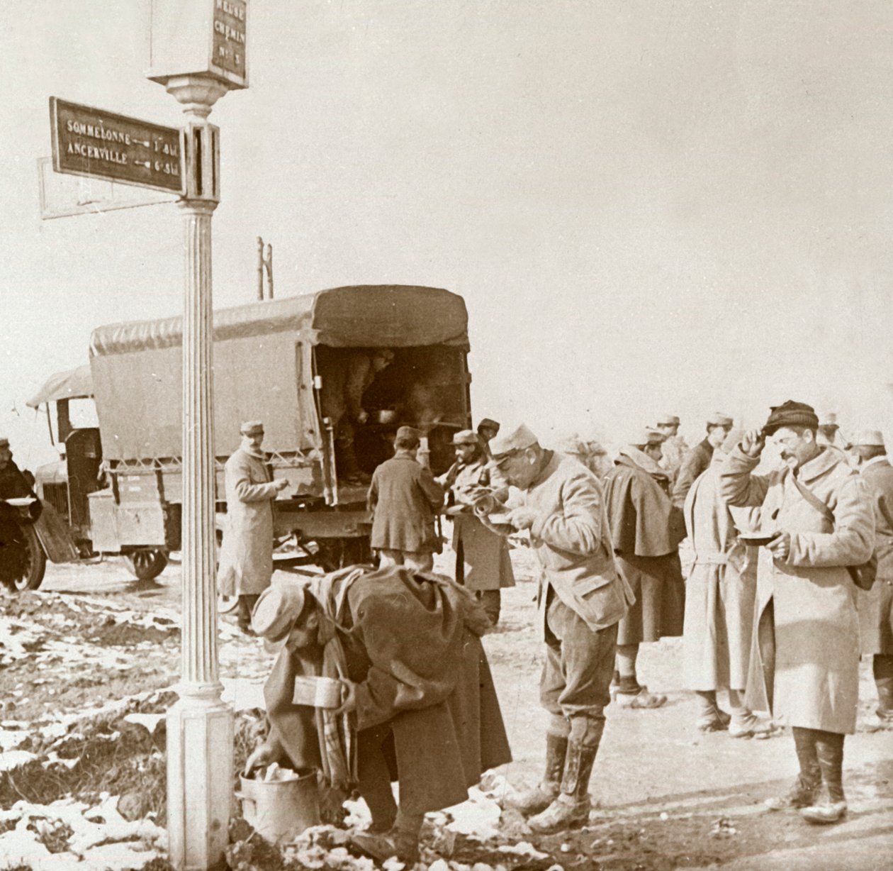 Siirrettävä keittiö Voie Sacréessa, Verdunissa, Pohjois-Ranskassa, c1914-c1918. tekijältä Unbekannt