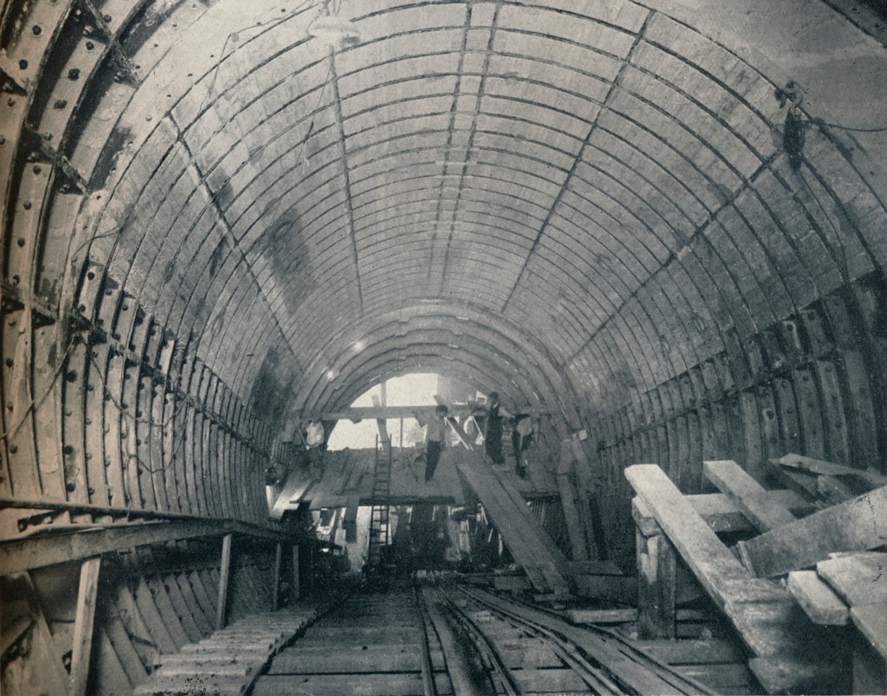 Piranesin moderni emulointi: No. 3 liukuporrastunneli Piccadilly Circus Stationilla, 1929 tekijältä Unbekannt