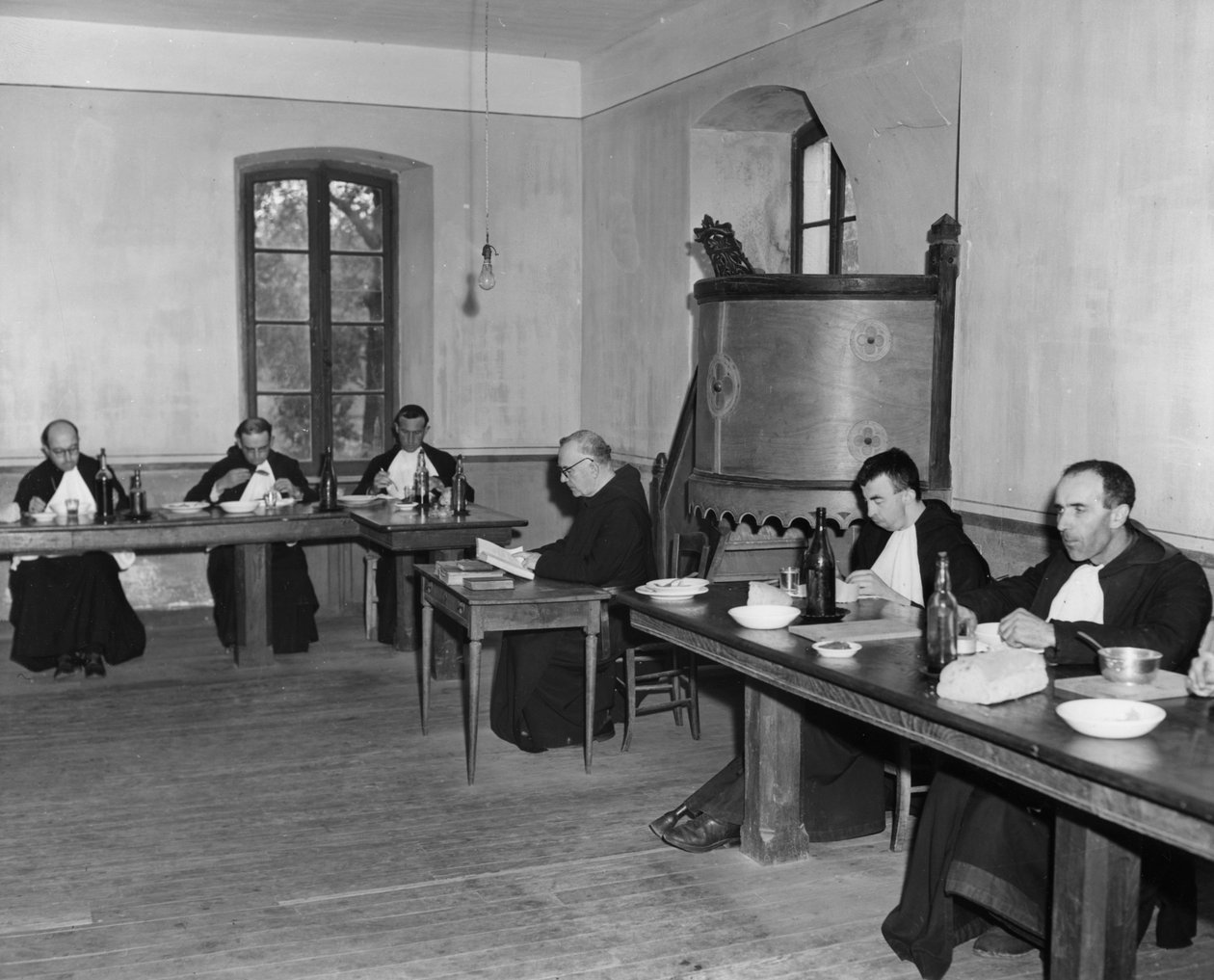 Munkit illallisella ruokasalissa, Asile St Leon, Ranska, 1947-1951 tekijältä Unbekannt