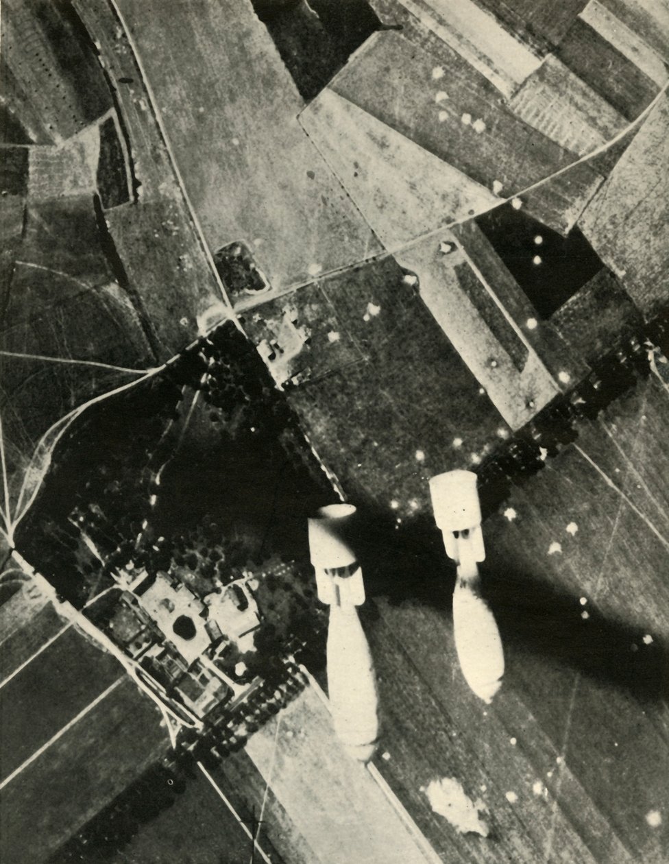 Lisää brittiläisiä pommeja vihollisen hallussa olevalla lentopaikalla, 1939-1940, 1941. tekijältä Unbekannt