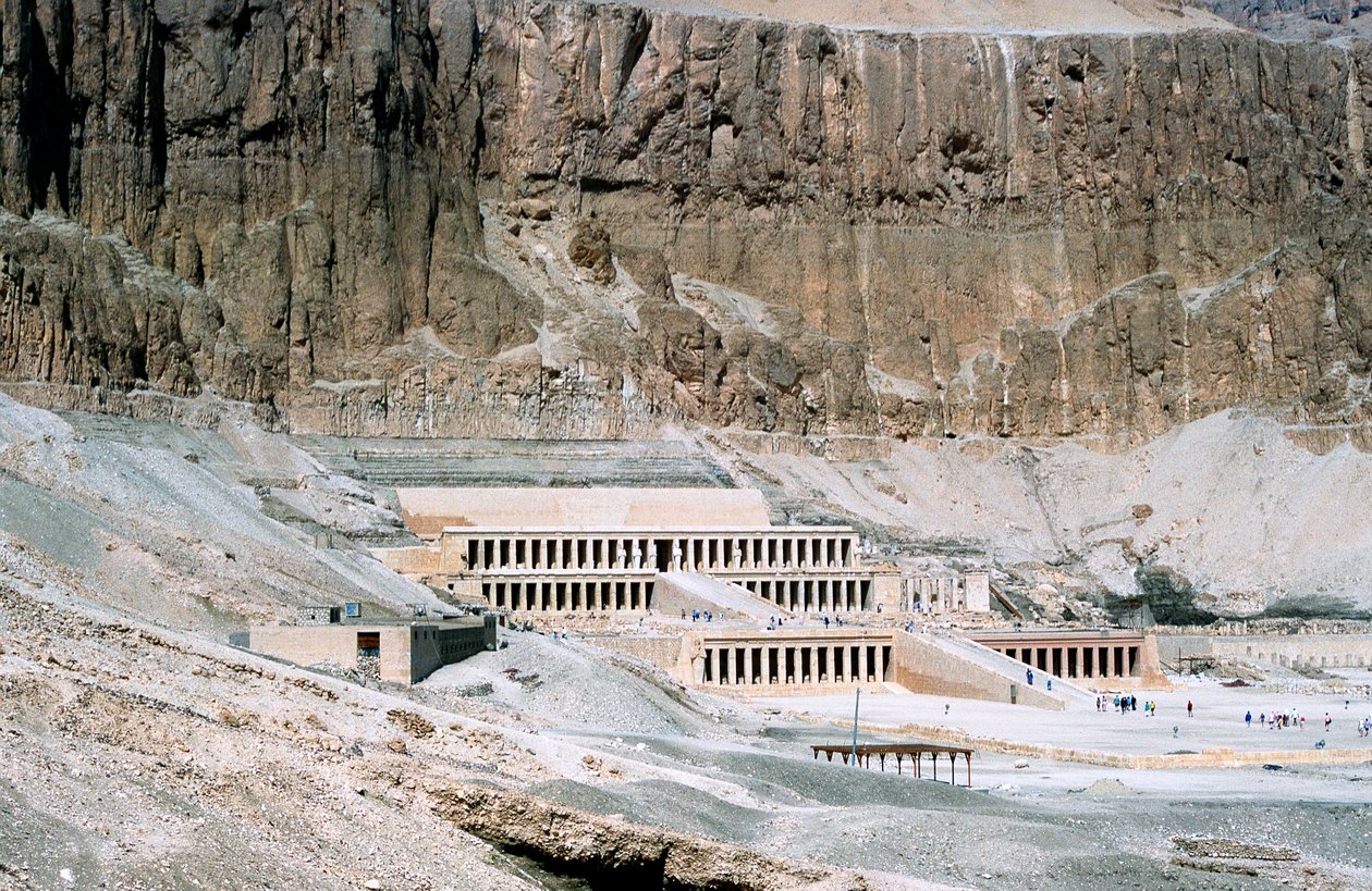 Kuningatar Hatshepsutin ruumistemppeli, Dayr al-Bahri, Egypti, n. 1457 eaa. tekijältä Unbekannt