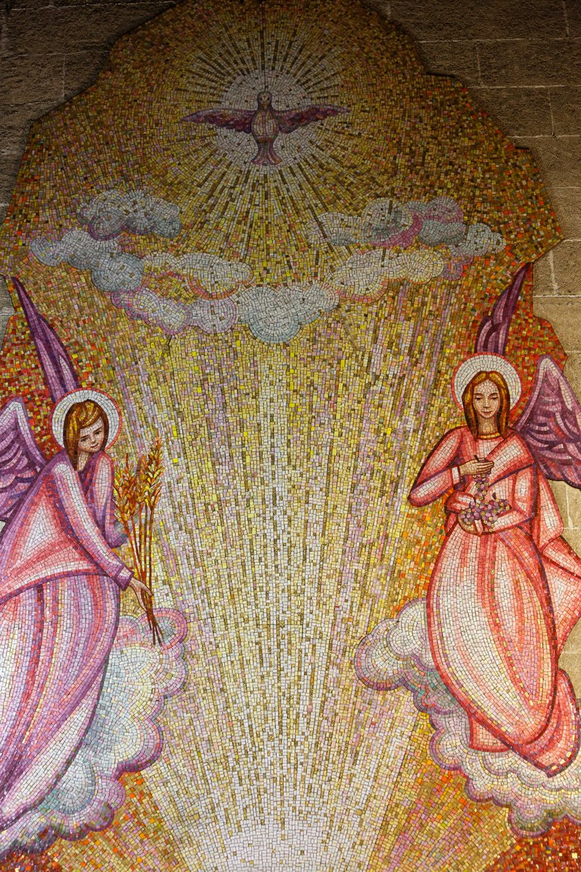 Mosaiikki Sacro Cuore di Gesun kirkossa: enkelit ja pyhä henki, Gallipoli, Italia tekijältä Unbekannt