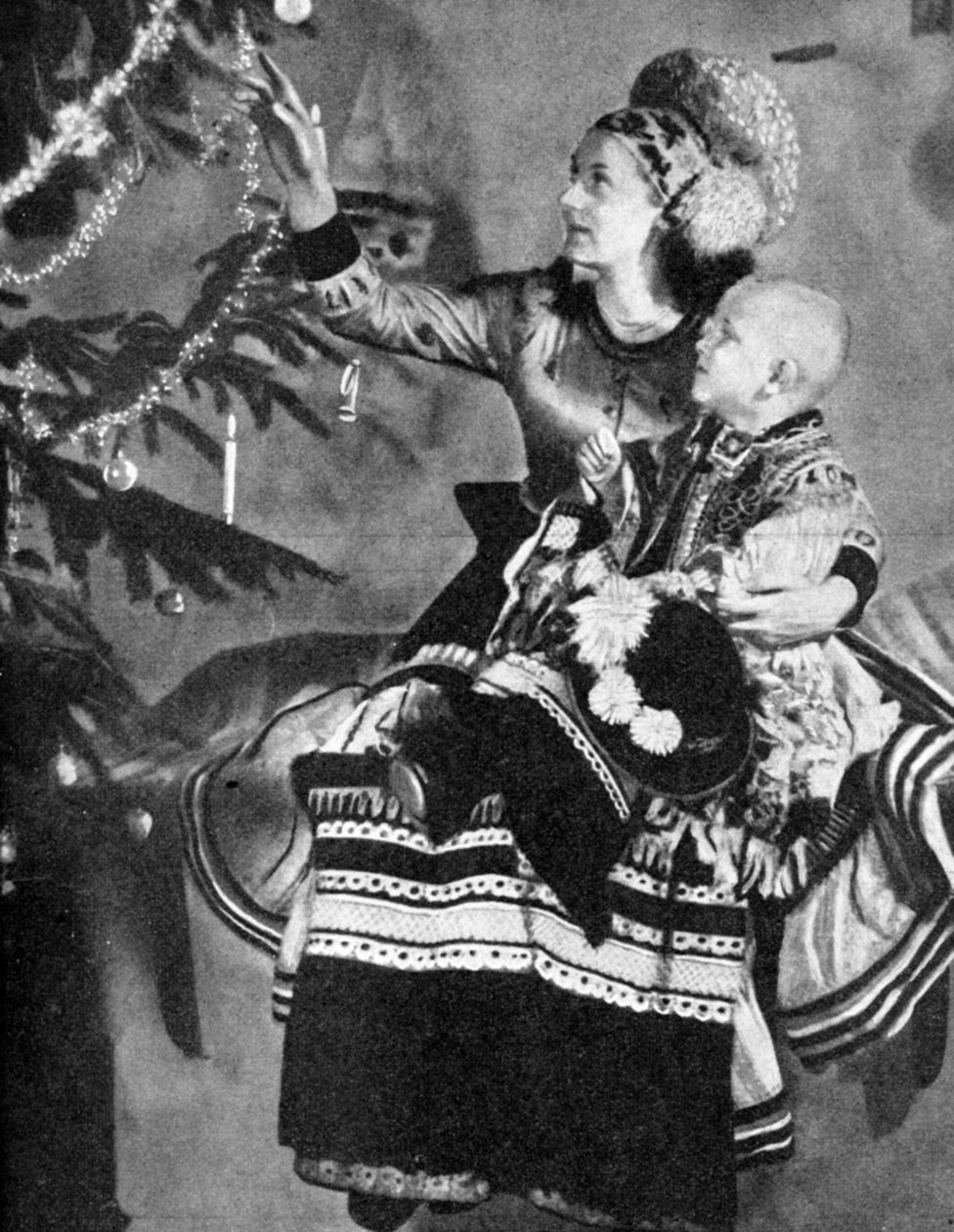 Äiti ja lapsi joulukuusen kanssa, Matyo-kansa, Miskole, Unkari, 1936 tekijältä Unbekannt
