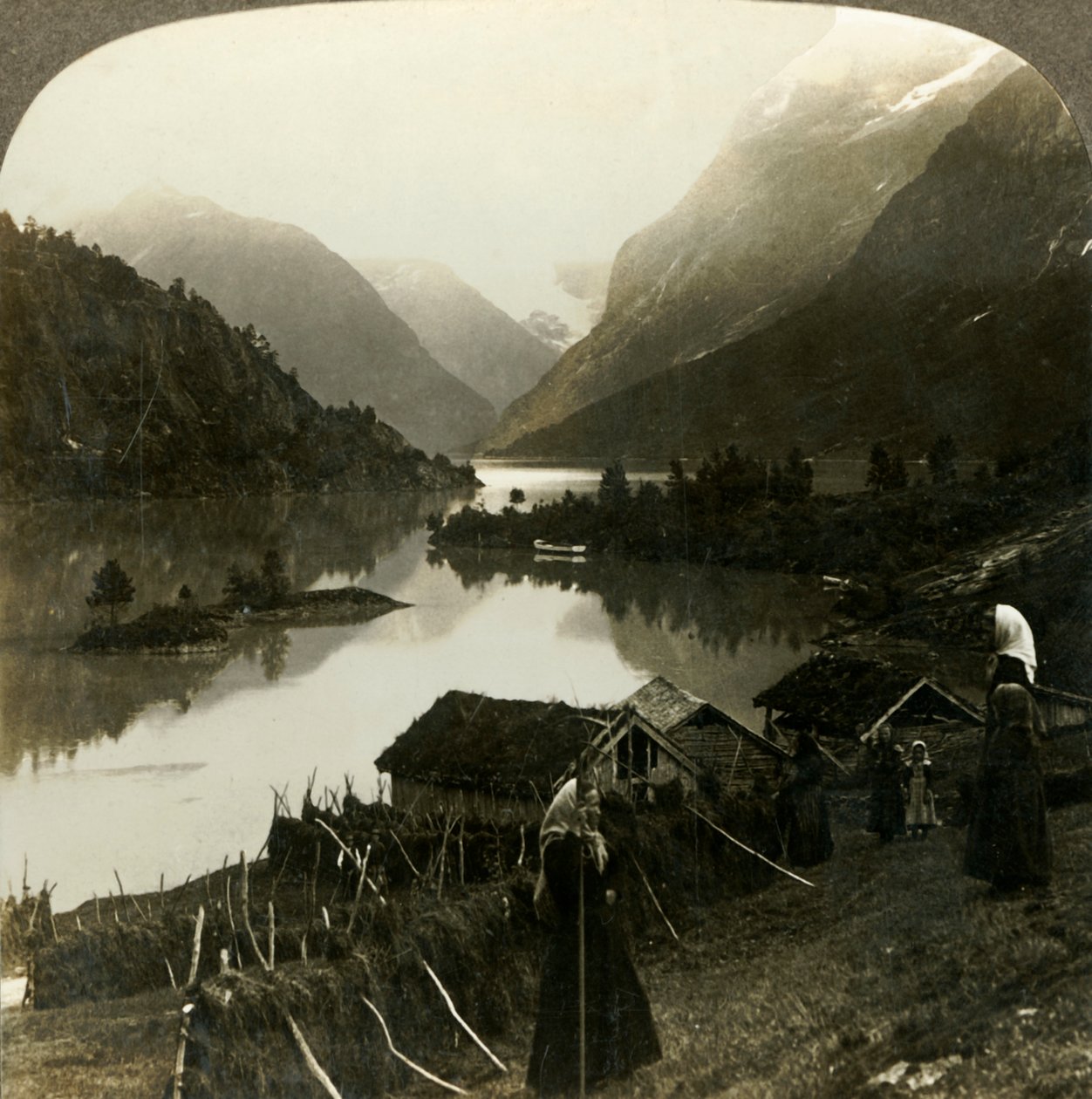 Vuoristoseinämäinen Loen-järvi - kauneudeltaan ja loistoltaan vertaansa vailla - Setenin maatilalta, Norjasta, vuodelta 1905. tekijältä Unbekannt