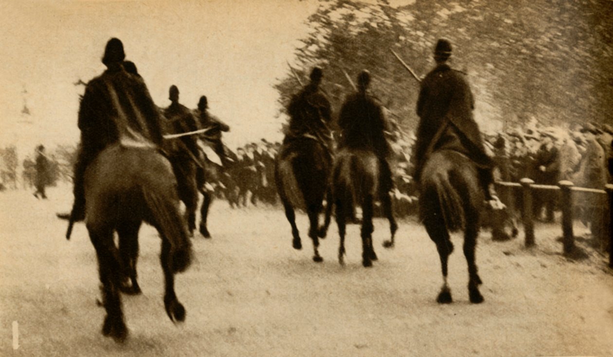 Ratsastetut poliisin patukkaa lataavat marssijat, Means Test -protestit, Hyde Park, Lontoo, 1932, 1933. tekijältä Unbekannt