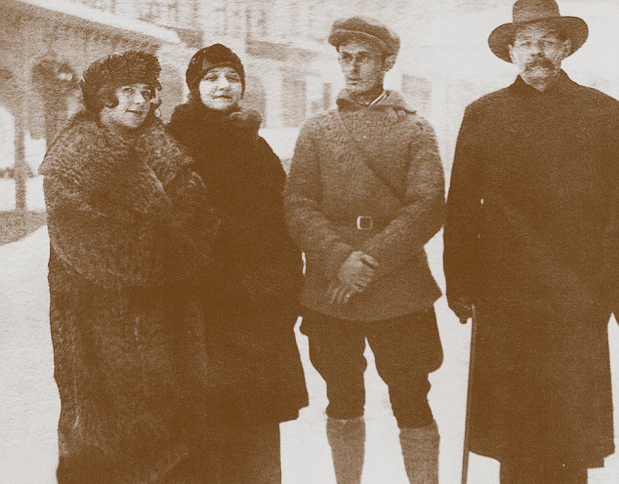 Moura Budberg toinen vasemmalta ja Maxim Gorki oikealta, c. 1920 tekijältä Unbekannt