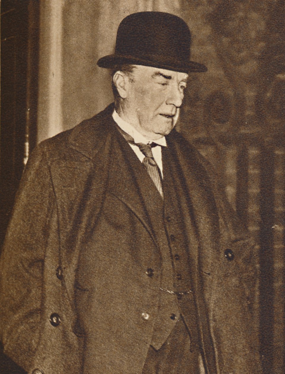 Mr. Baldwin lähtee numerosta 10 vierailemaan kuningas Edwardin luona linnakkeessa, 5. joulukuuta 1936 1937 tekijältä Unbekannt