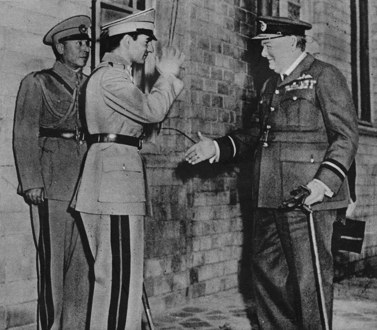 Persian shaahi, 1943, tervehtii herra Churchilliä tekijältä Unbekannt
