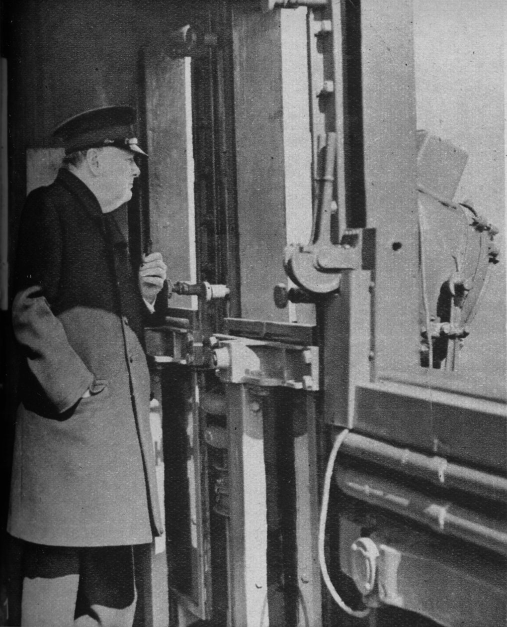 Mr. Churchill sotalaivan komentosillalla, 1943-44 tekijältä Unbekannt