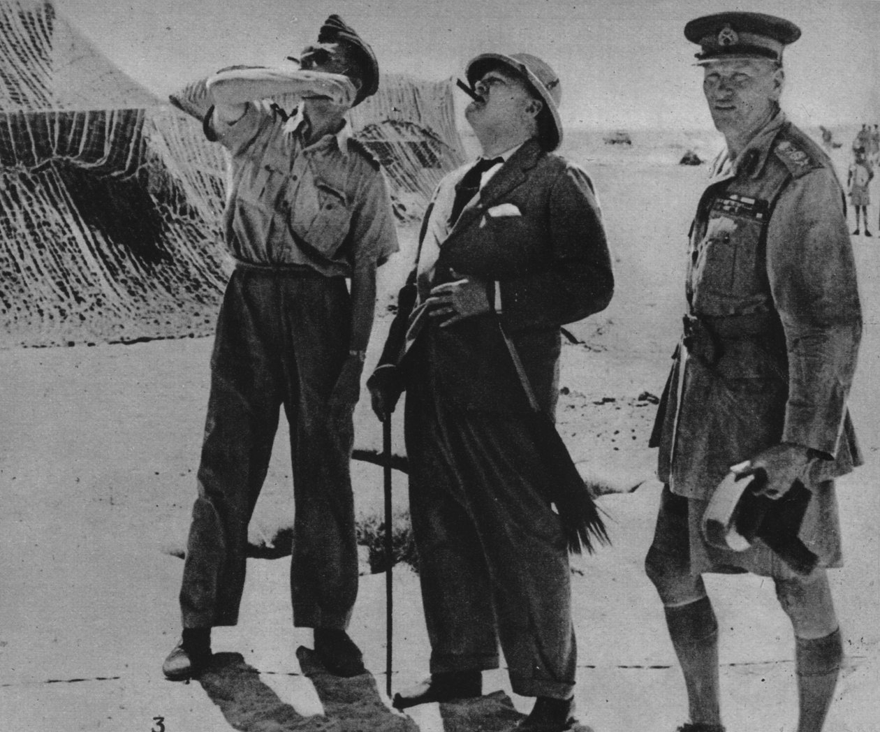Herra Churchill Sir A. Tedderin ja kenraali Auchinleckin kanssa, 1942 tekijältä Unbekannt