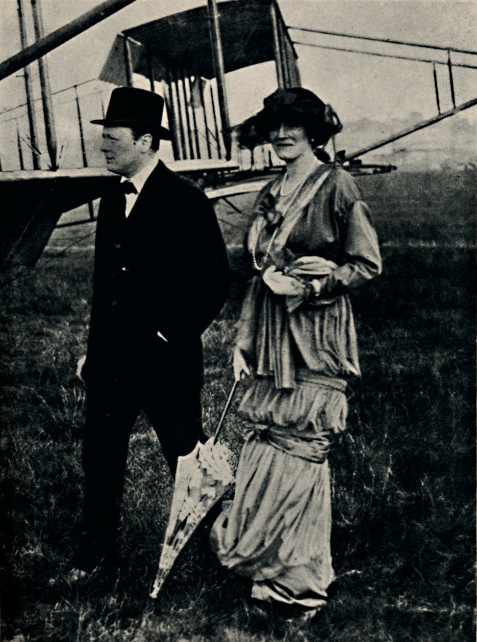 Herra ja rouva Churchill ilmatilaisuudessa Hendonissa, 1910-luku, 1945. tekijältä Unbekannt