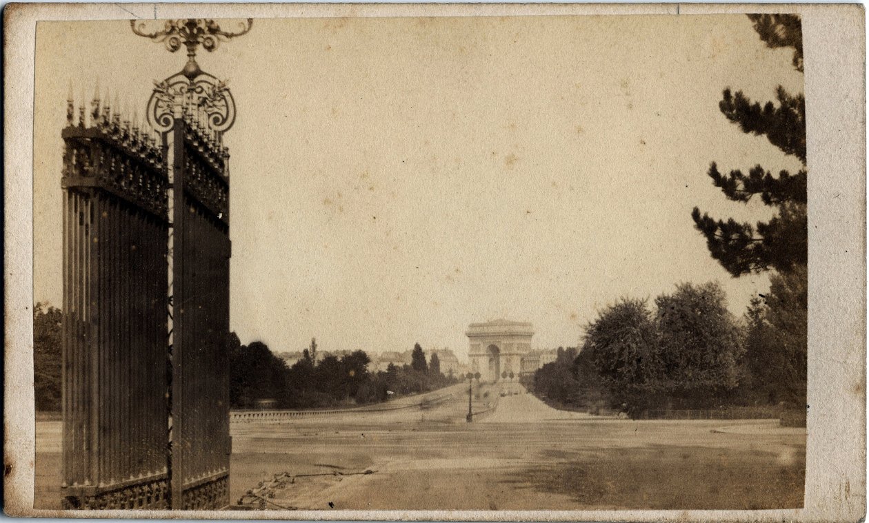 Pariisin kunta (1871): näkymä Porte Maillotille ja Riemukaarelle. Anonyymi valokuvaus. Tulostus pahville Dim. 17x8 cm tekijältä Unbekannt