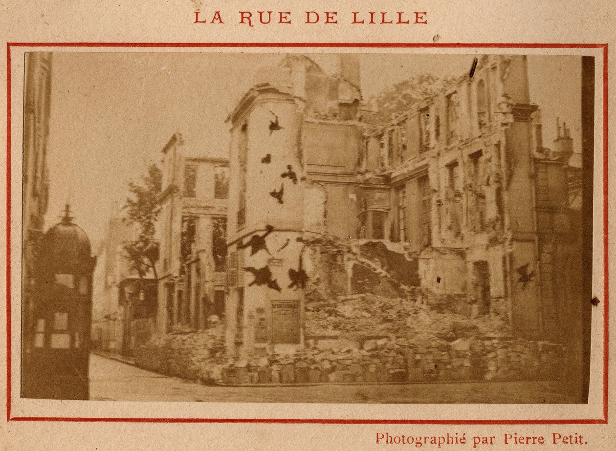 Pariisin kunta (1871): näkymä Pariisin rue de Lille -kadulla tuhoutuneista rakennuksista toukokuussa 1871. Valokuva Pierre Pepetitista. Tulostus kartongille, himmennys. 9x5,4 cm tekijältä Unbekannt
