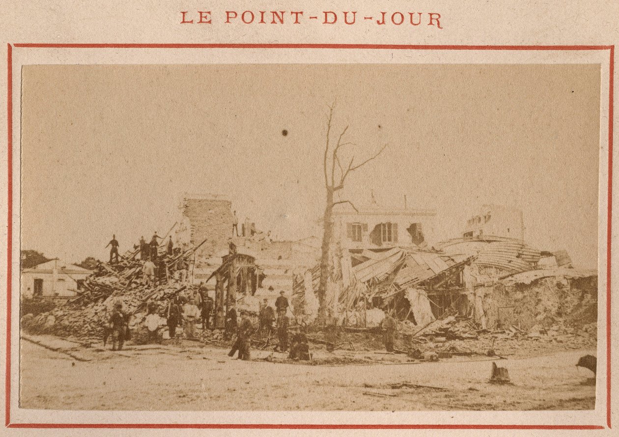 Pariisin kunta (1871): näkymä Point-du-Jour-alueen raunioihin Pariisissa toukokuussa 1871. Valokuva Pierre Pepetitista. Tulostus kartongille, himmennys. 9x5,4 cm tekijältä Unbekannt