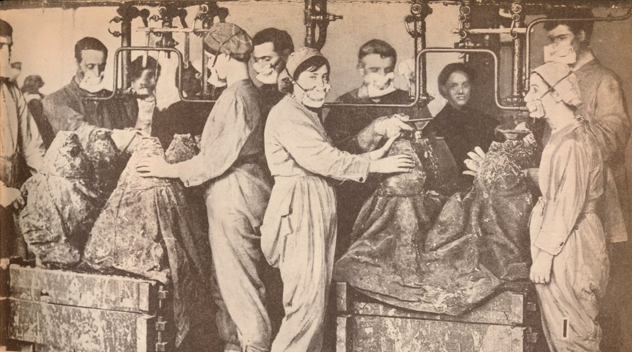 Sotatarviketyöntekijät, jotka käyttävät hengityssuojaimia täytön aikana, myydään trinitrotolueenilla T.N.T., c1916, 19 tekijältä Unbekannt