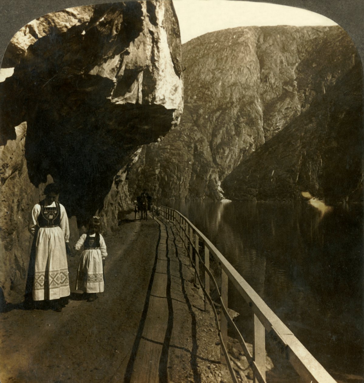 Kapea kalliohylly, jossa tie Voringin putouksille Oifjords-järven syvien vesien ohi, Norja, 1905. tekijältä Unbekannt