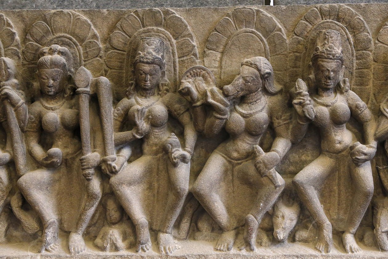 Intian kansallismuseo, Delhi. Saptamatrikas (seitsemän jumalallista äitiä). Pratihara tekijältä Unbekannt