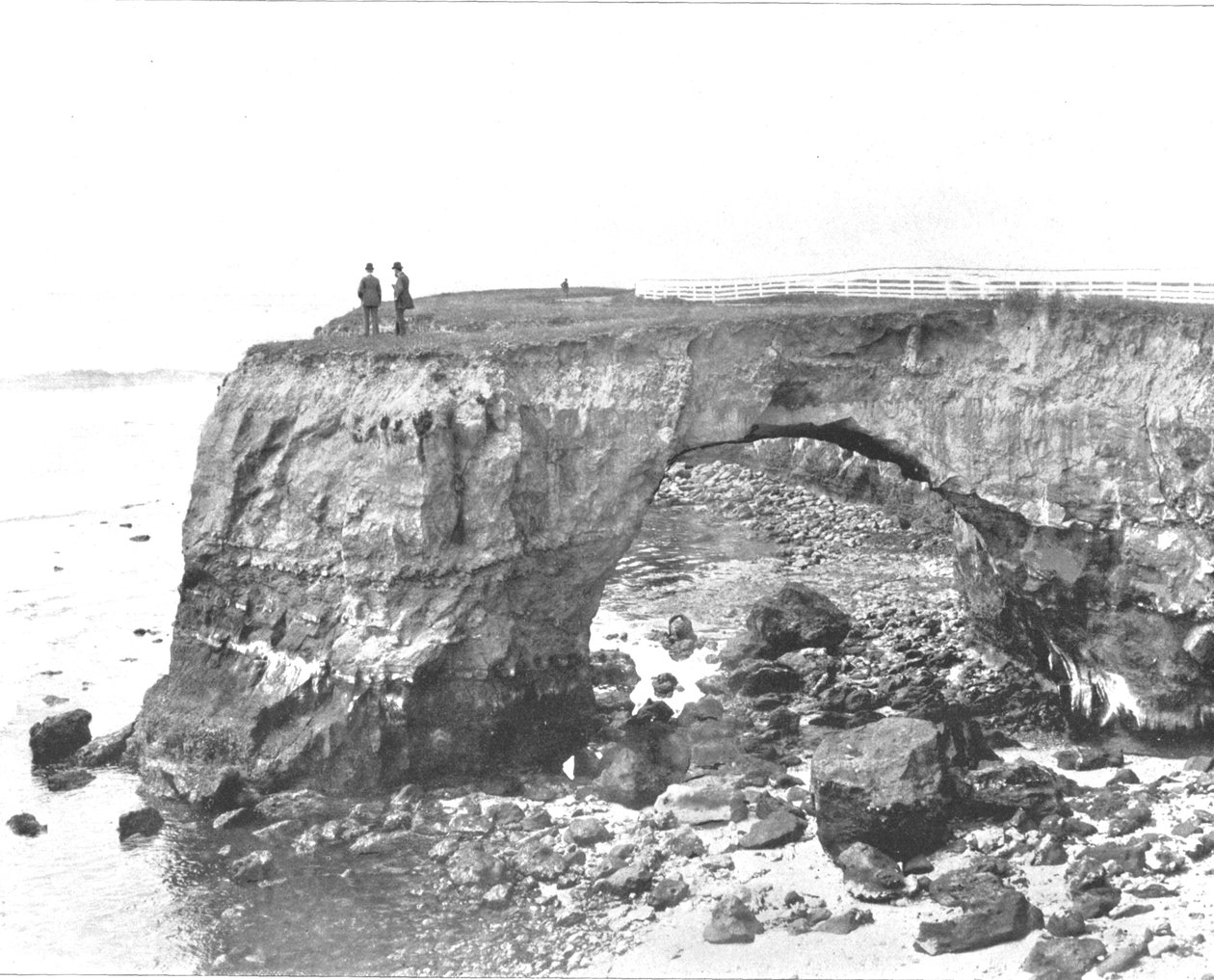 Luonnollinen silta rannikolla lähellä Santa Cruzia, Kalifornia, USA, c1900. tekijältä Unbekannt