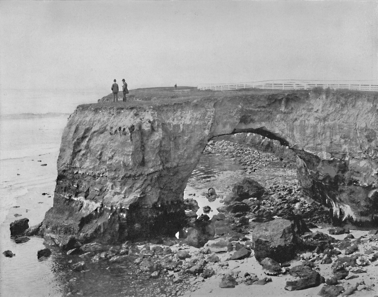 Luonnollinen silta rannikolla lähellä Santa Cruzia, Kalifornia, 1897. tekijältä Unbekannt
