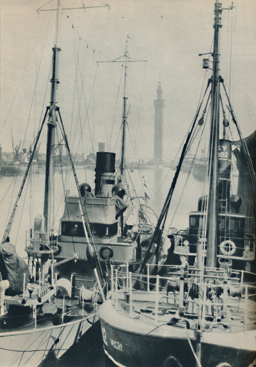 Naval Trawler, HMS Liffy Grimsbyn kalastusaluksen rinnalla Grimsby Docksissa, 1937 tekijältä Unbekannt