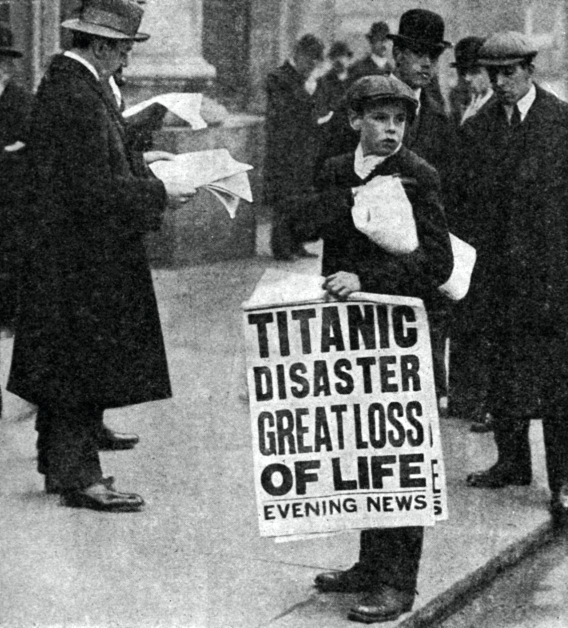Sanomalehtipoika uutisoi Titanicin katastrofista 14. huhtikuuta 1912 tekijältä Unbekannt