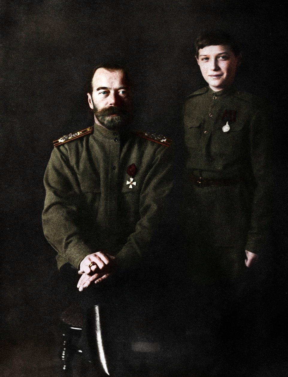 Nikolai II, Venäjän tsaari ja hänen poikansa Aleksei sotilasunivormussa, 1915 tekijältä Unbekannt