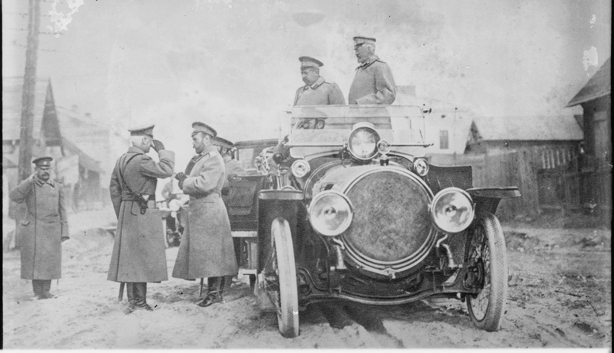 Nikolai II, Venäjän suurruhtinas Nikolai Nikolajevitš ja kenraali kreivi Georgi Bobrinsky edessä tekijältä Unbekannt
