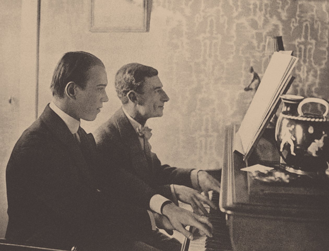 Nijinsky ja Maurice Ravel pianolla soittamassa partituuria Daphnisista ja Chloesta, 1912 tekijältä Unbekannt
