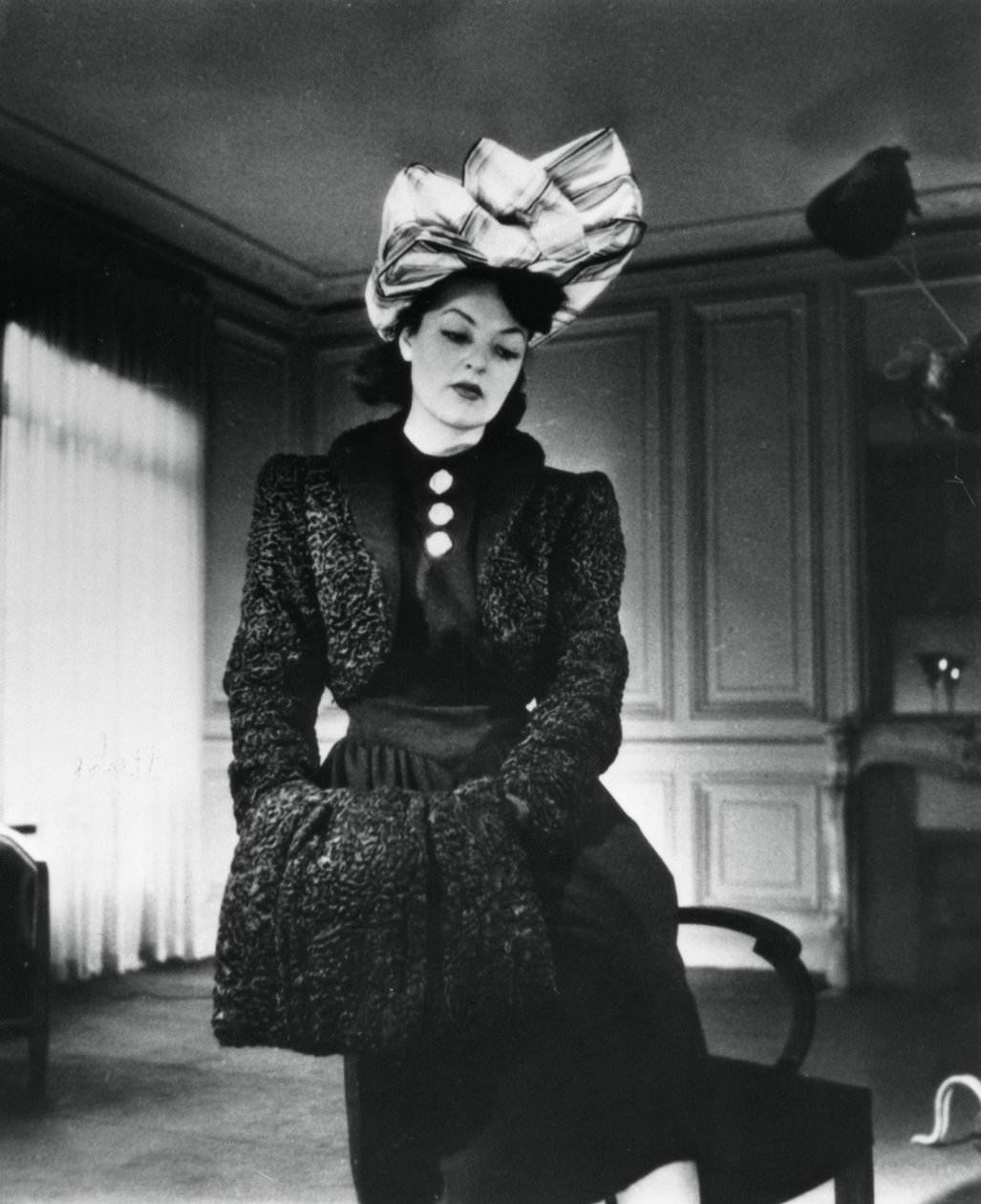Nina Ricci -asu, jota käytti muotimalli Gabrielle, Ranska, tammikuu 1943 tekijältä Unbekannt