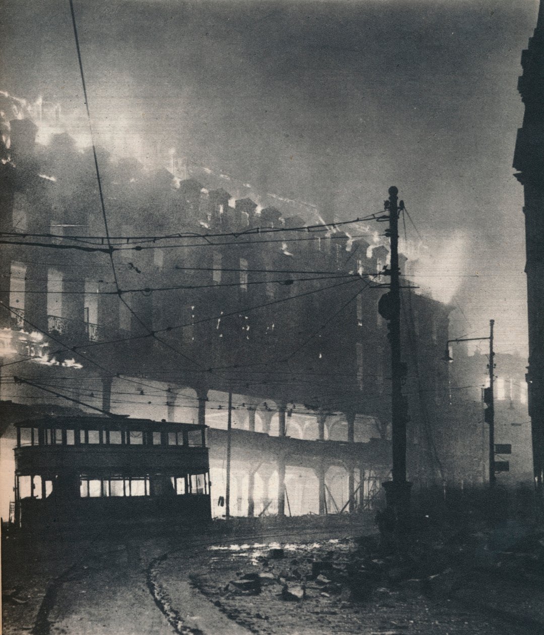Yhdeksän tuntia pommituksia. Kun Sheffieldin vuoro koitti, oli talven puoliväli. 1940 1942 tekijältä Unbekannt