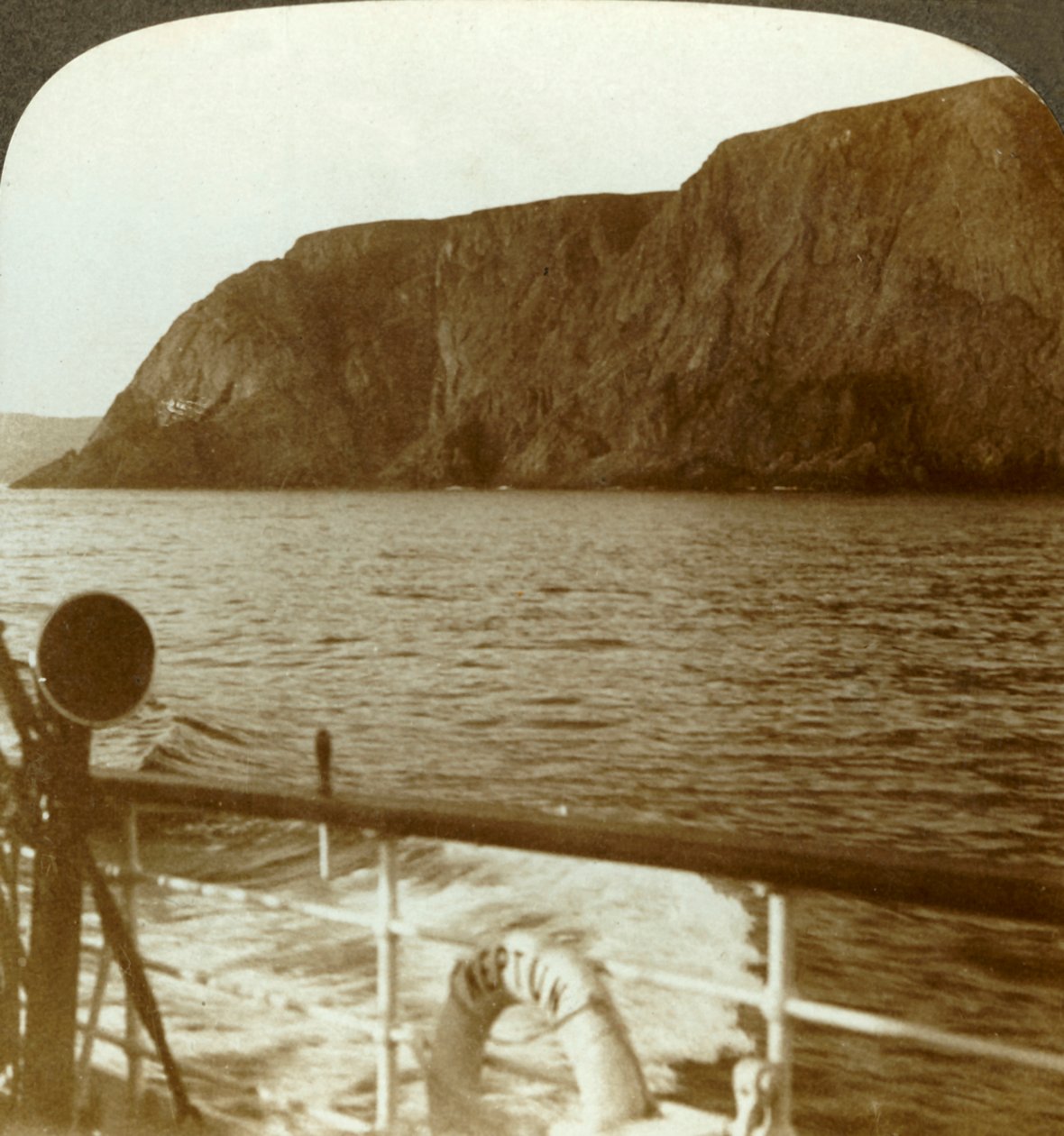 North Cape - lännestä - Keskiyön auringon maa, lähellä keskiyötä, N. Norja, c1905. tekijältä Unbekannt