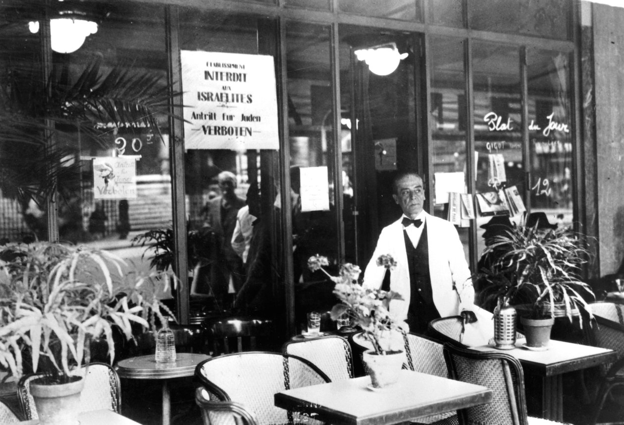 Ilmoitus ravintolan ikkunassa, joka kieltää juutalaisten pääsyn, Saksan miehittämä Pariisi, heinäkuu 1940 tekijältä Unbekannt