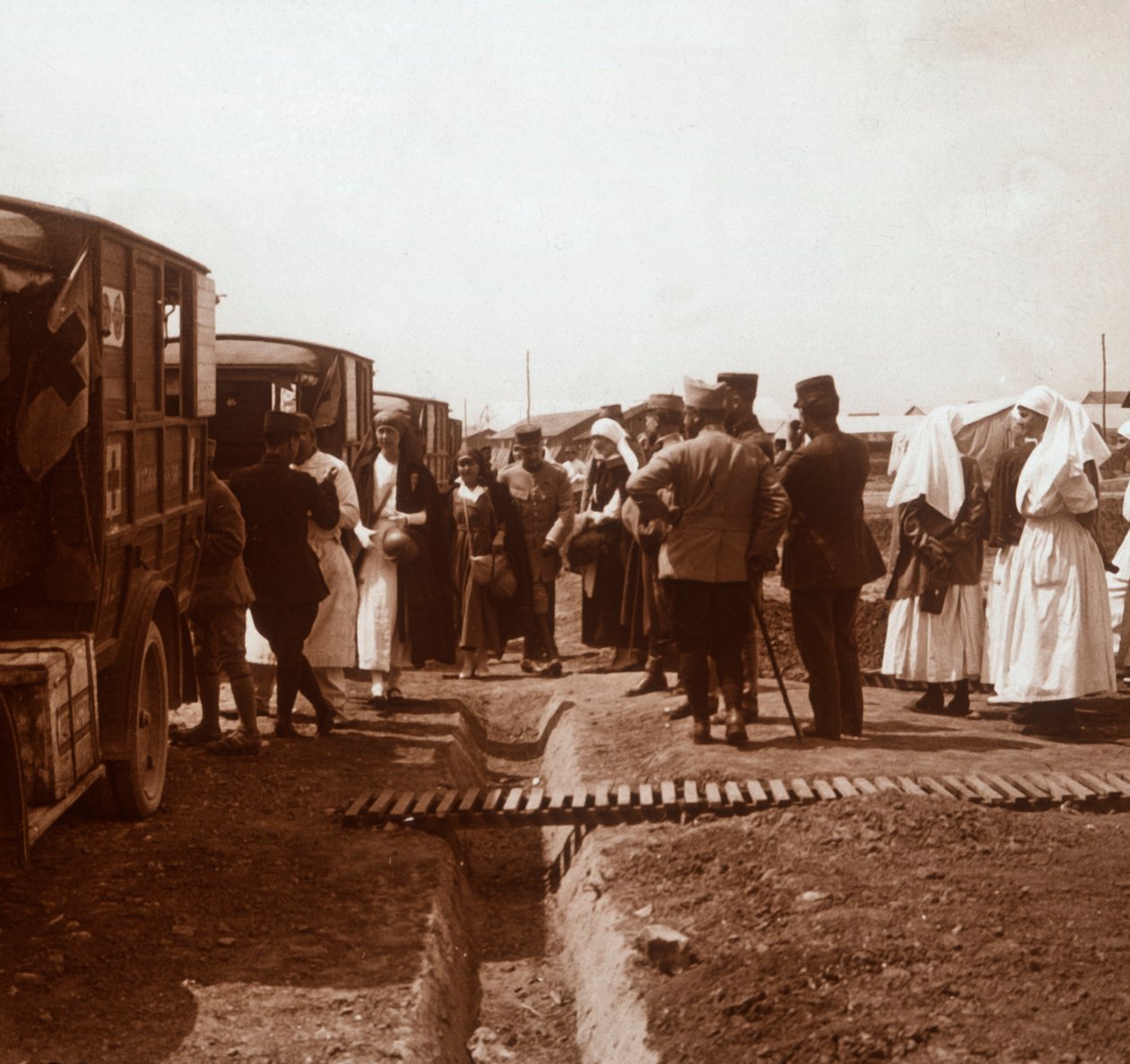 Sairaanhoitajat ja Punaisen Ristin ambulanssit, c1914-c1918 tekijältä Unbekannt