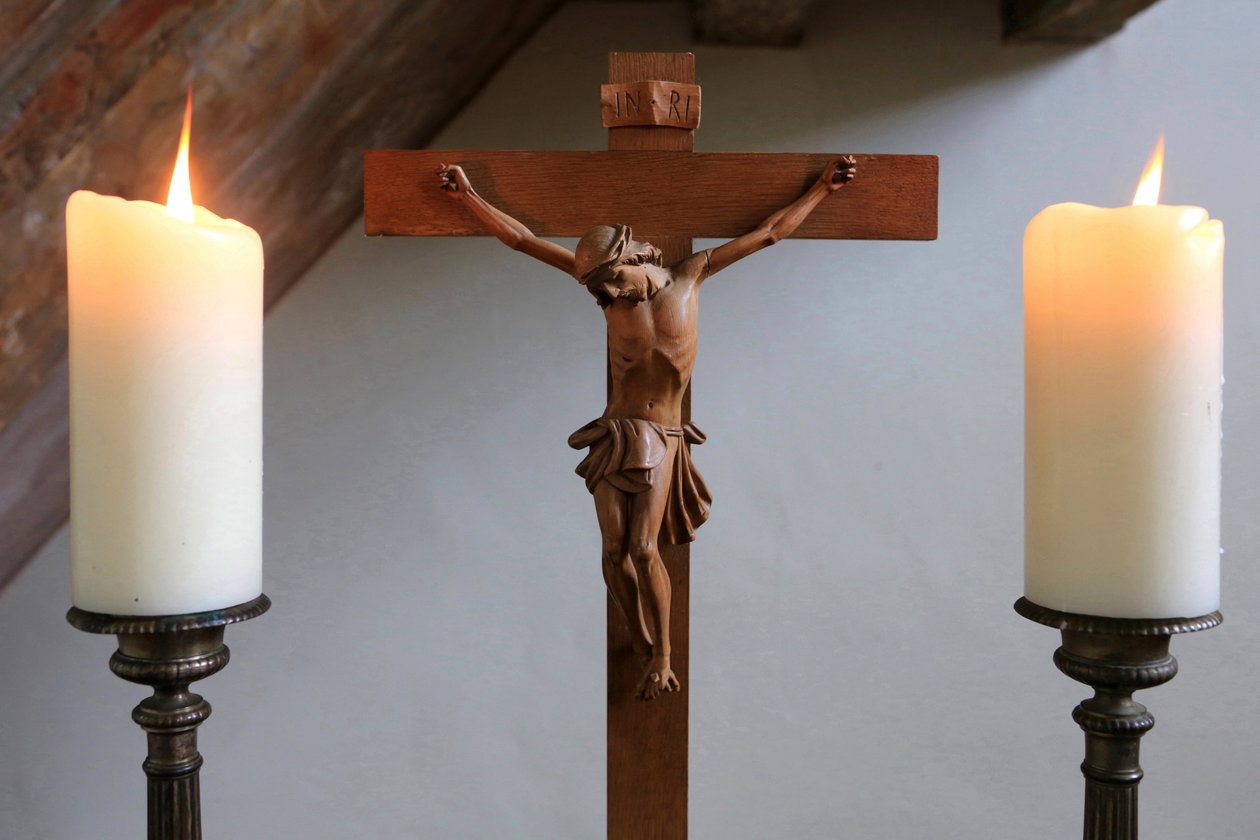 Obersteinbach, Bas-Rhin, Ranska, 29.5.2014 - Kynttilät ja krusifiksit. luterilainen temppeli. tekijältä Unbekannt