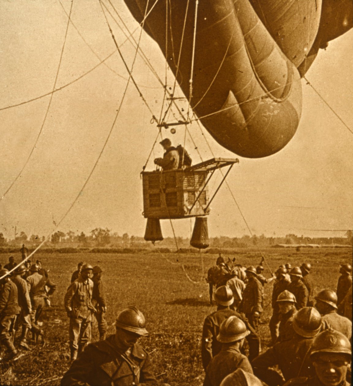 Vihollisasemien tarkkailu padolle ilmapallosta, c1914-c1918 tekijältä Unbekannt
